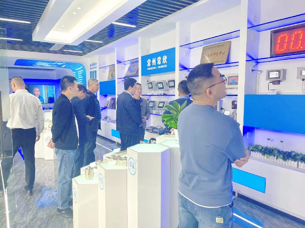熱烈祝賀中國(guó)重型機(jī)械工業(yè)協(xié)會(huì)橋式起重機(jī)專業(yè)委員會(huì)九屆八次理 事會(huì)暨十屆一次會(huì)員大會(huì)在江蘇省常州市召開順利召開并圓滿結(jié)束！